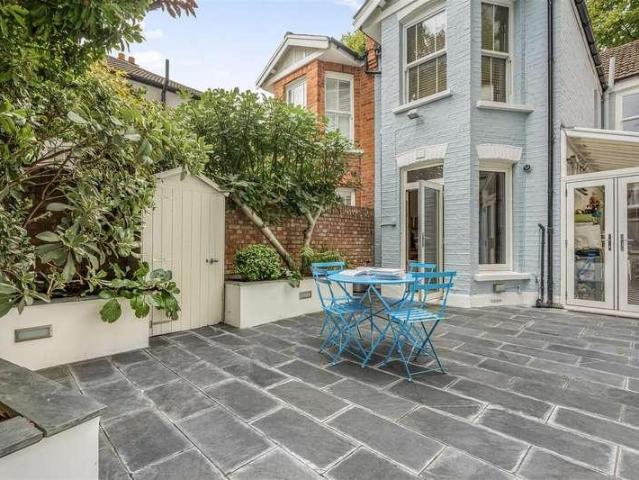 House for sale in London Borough of Hounslow, Strand