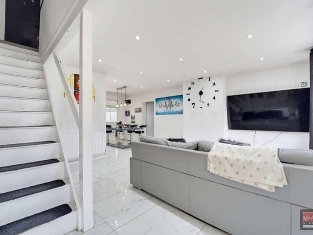 House for sale in Littleton Common, Lower Halliford