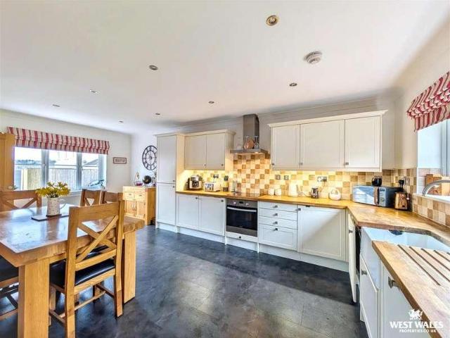 House for sale in Llannon, Cwm-y-glo