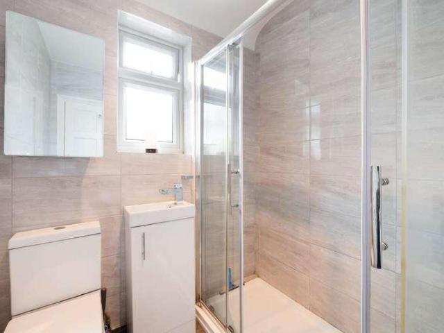 House for sale in Worcester Park, Motspur Park