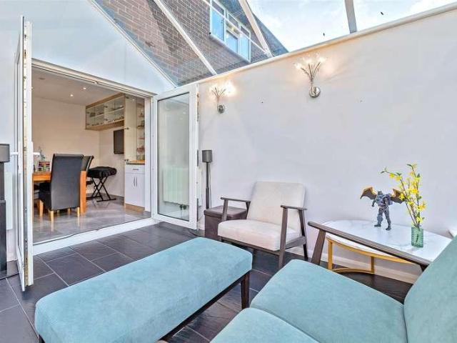 House for sale in How Wood, Five Acres