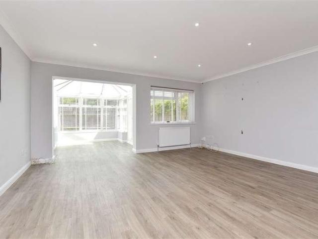 House for sale in London Borough of Croydon, Sanderstead