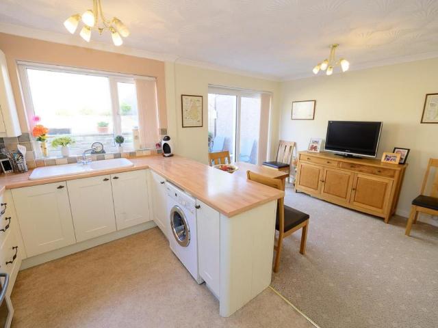 House for sale in Kingswood