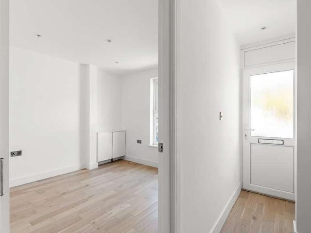 House for sale in Hillview, Surrey