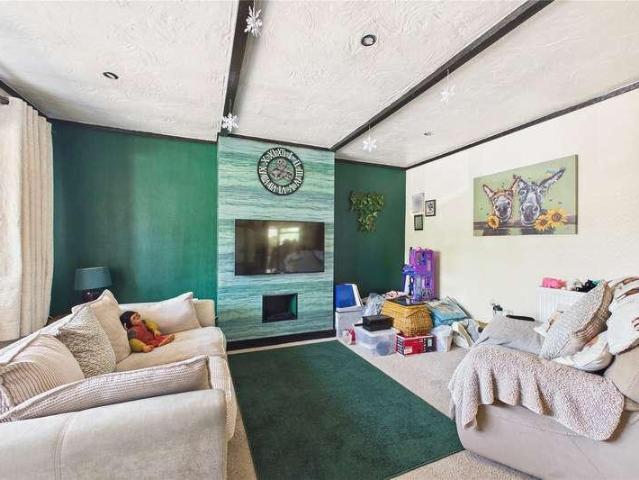 House for sale in Heol-las, Surrey