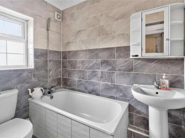 House for sale in Goodmayes, Greater London