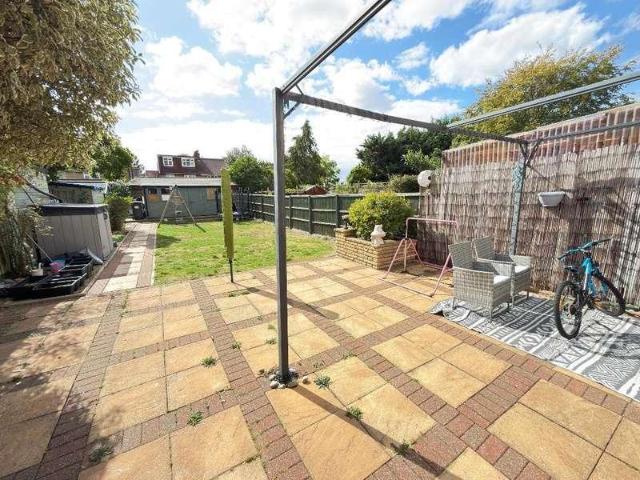 House for sale in Spring Park, Luton