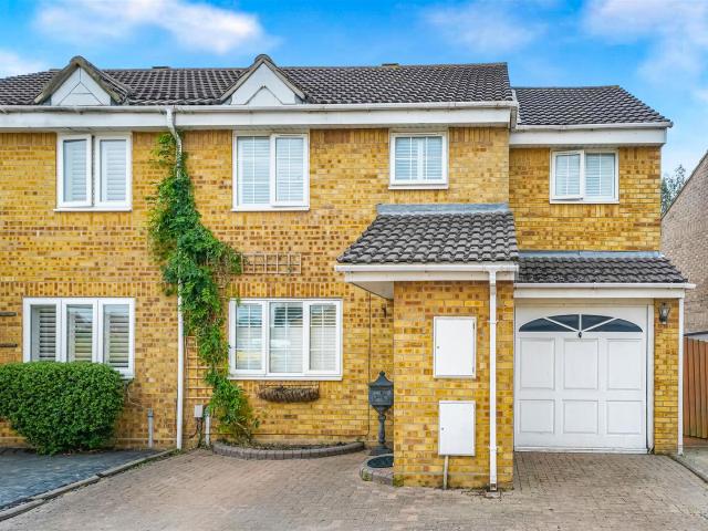 House for rent in Elm Park, Greater London