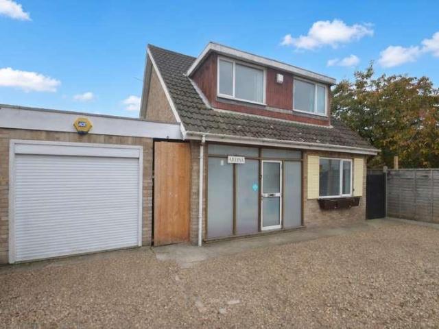 House for rent in Row Town, Surrey