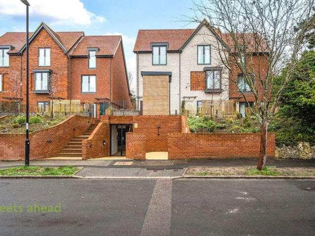 House for rent in London Borough of Croydon, Greater London