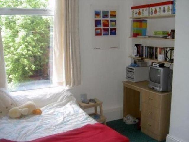Room for rent in Hyde Park, West Yorkshire