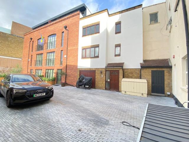 Apartment for rent in Brondesbury, Greater London