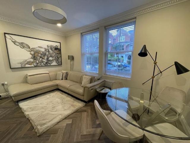 House for rent in Queen's Park, Greater London