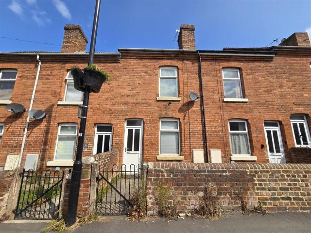 Terraced House for rent in Rotherham, Treeton