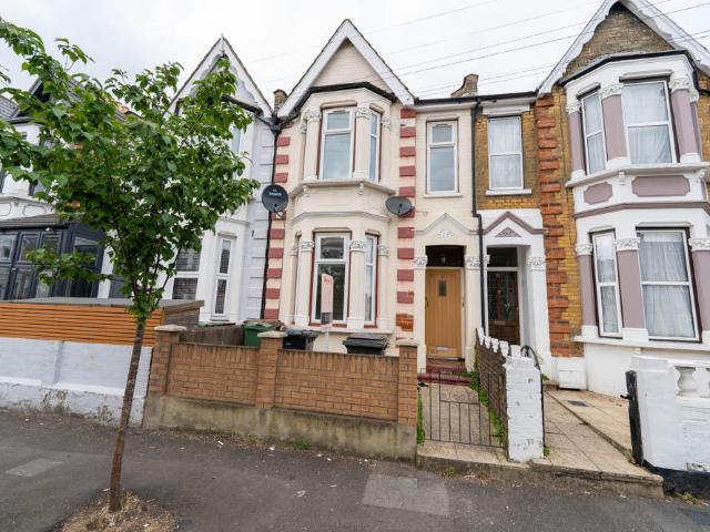 Terraced House for rent in Wanstead, Leytonstone