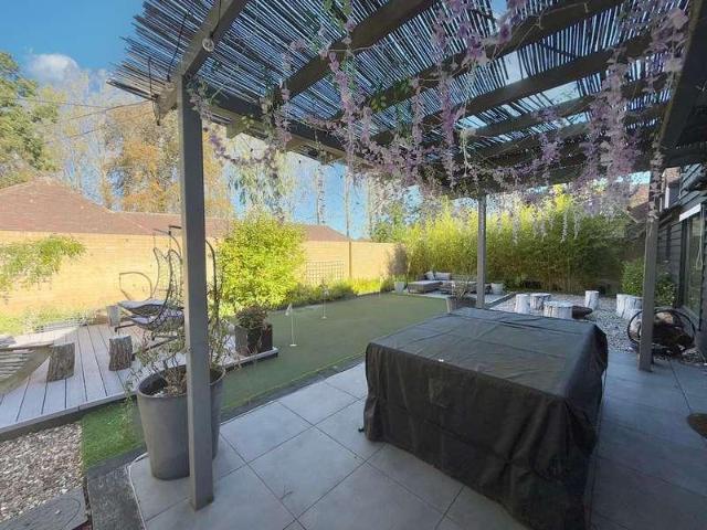 Property for sale in Crafton, Mentmore