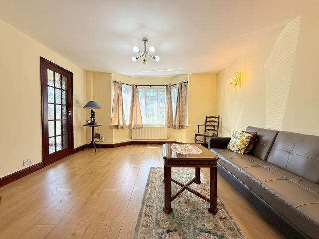House for rent in Heol-las, Surrey