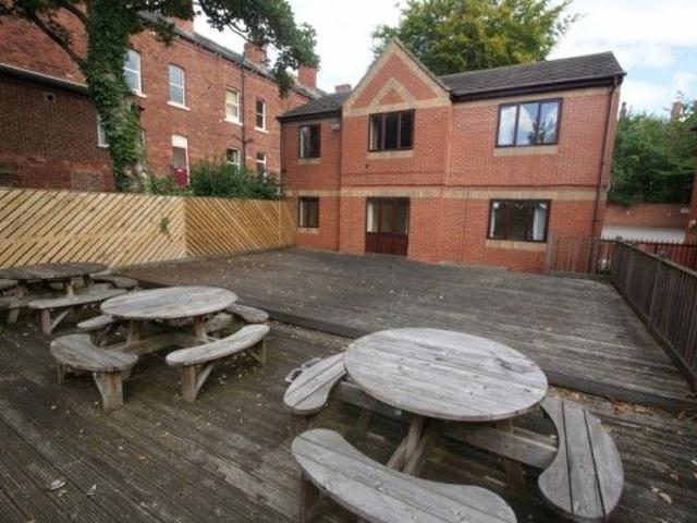 Room for rent in Hyde Park, West Yorkshire