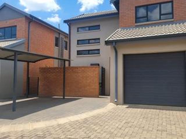 Townhouse for sale in Waterkloof, Gauteng