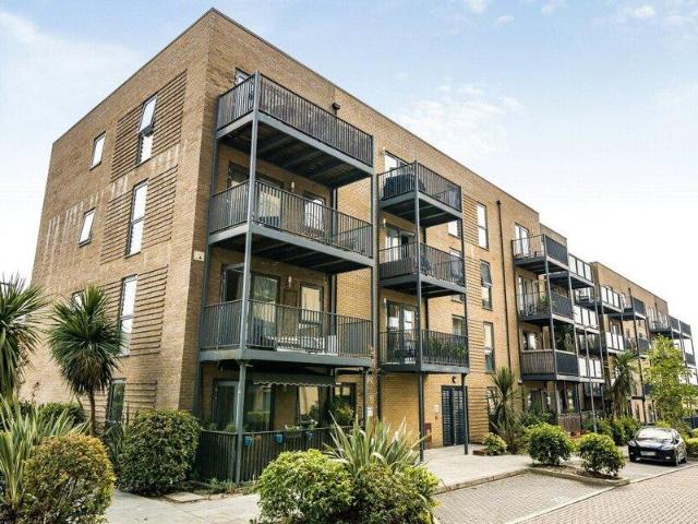Apartment for sale in Cat Hill, England