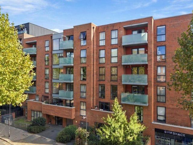 Apartment for sale in Cat Hill, England