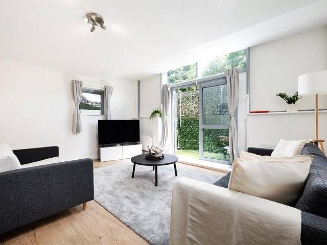 Apartment for sale in Cat Hill, England