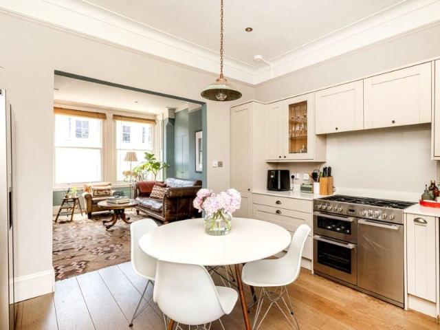 Apartment for sale in Cat Hill, England