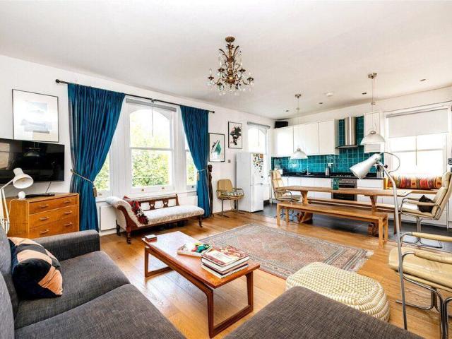 Apartment for sale in Cat Hill, England