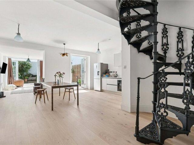 Apartment for sale in Cat Hill, England