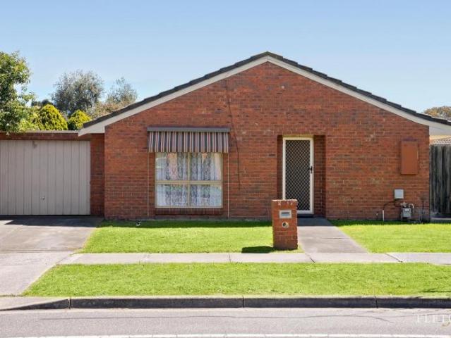 Apartment for sale in Cranbourne North, Melbourne