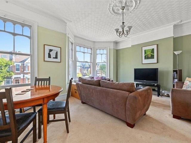 Apartment for sale in Cat Hill, England