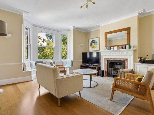 Apartment for sale in Cat Hill, England