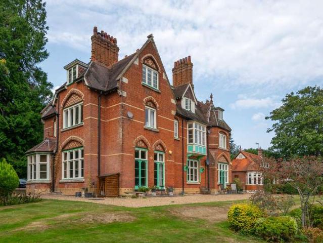 Apartment for sale in Pachesham Park, Surrey
