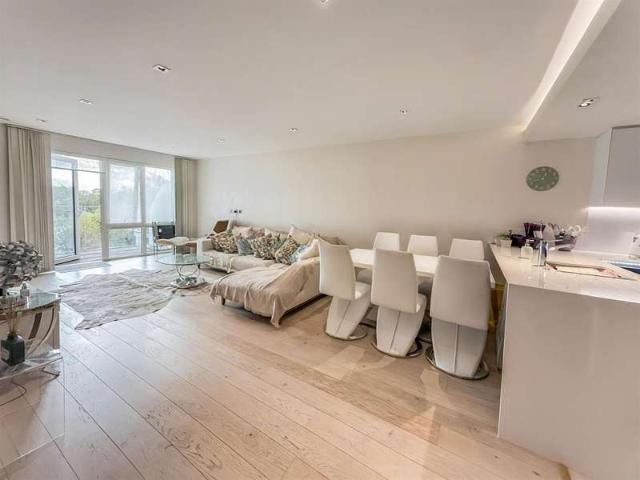 Apartment for sale in London Borough of Hounslow, Strand