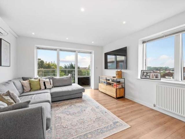 Apartment for sale in London Borough of Merton, Merton Park
