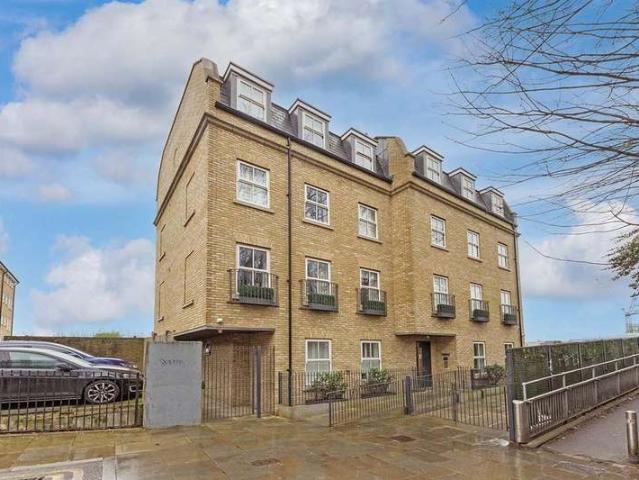 Apartment for sale in Bow, Greater London