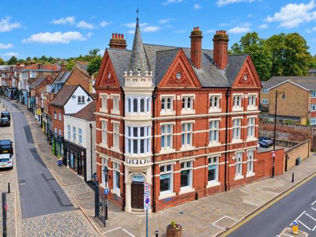 Apartment for sale in Highfield, Pouchen End