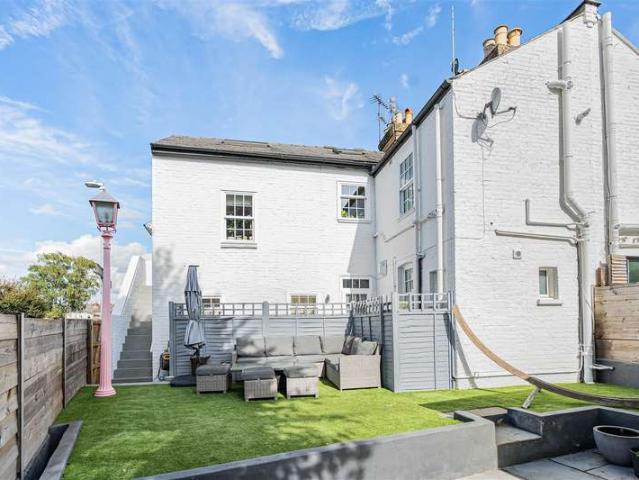 Apartment for sale in Royal Borough of Kingston upon Thames, Greater London