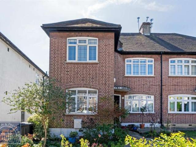Apartment for sale in South Woodford, Snaresbrook