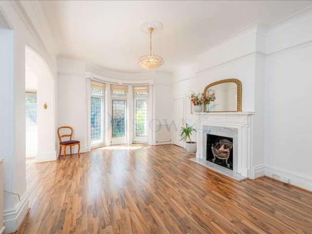 Apartment for sale in Roehampton, Greater London