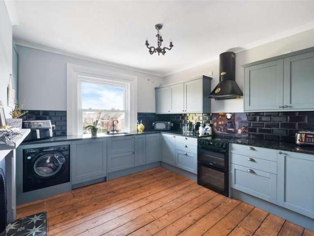 Apartment for sale in Red Hill, Surrey