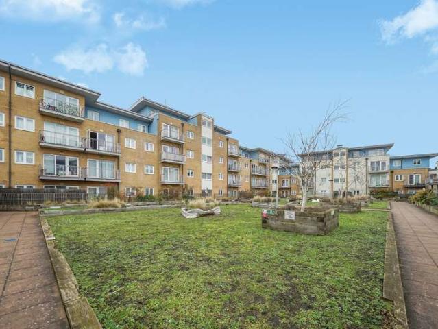 Apartment for sale in London Borough of Croydon, Waddon