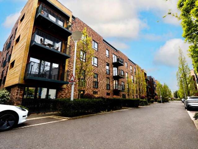 Apartment for sale in Little Stanmore, Greater London