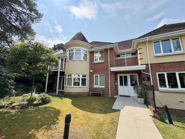 Apartment for rent in Parley Cross, Ferndown