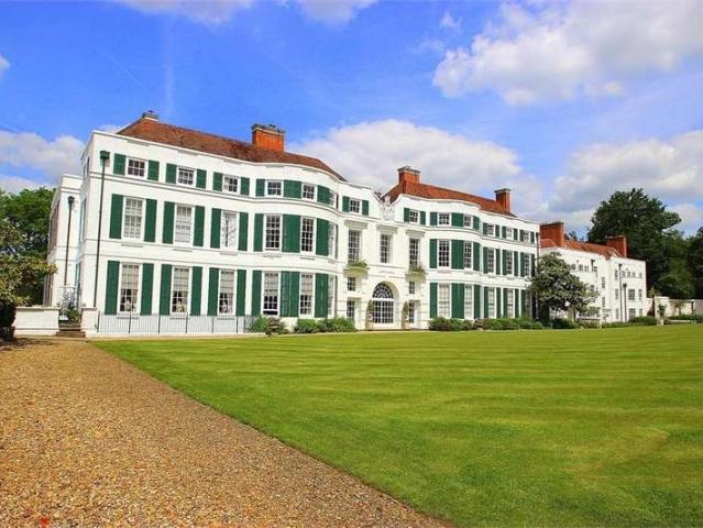 Apartment for sale in Burnham, Swallow