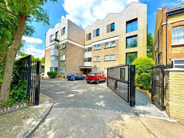 Apartment for sale in London Borough of Redbridge, Greater London