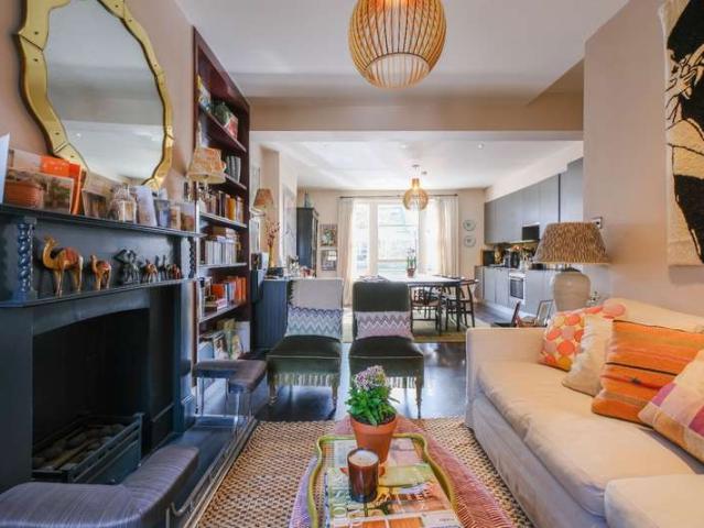 Apartment for sale in Brondesbury, Greater London