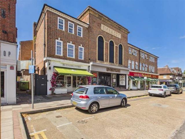 Apartment for sale in Lower Green Esher, Blackhills