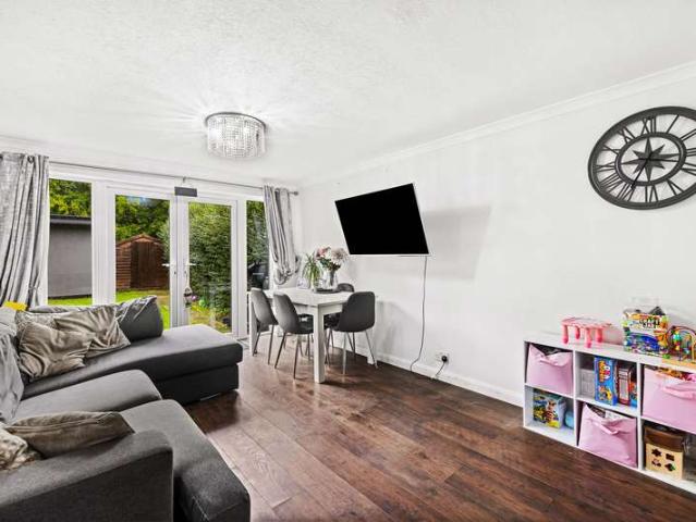 Apartment for sale in Red Hill, Surrey