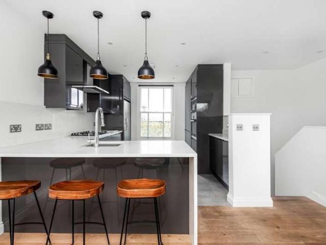 Apartment for sale in London Borough of Lambeth, Greater London
